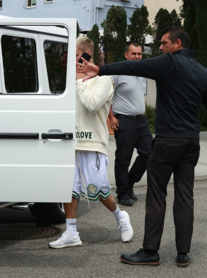 25.04 | Justin Bieber é fotografado em Beverly Hills, na Califórnia