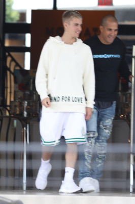25.04 | Justin Bieber deixando a loja Barneys New York em Beverly Hills, CA