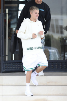 25.04 | Justin Bieber deixando a loja Barneys New York em Beverly Hills, CA