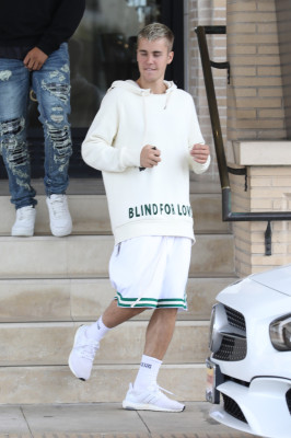 25.04 | Justin Bieber deixando a loja Barneys New York em Beverly Hills, CA