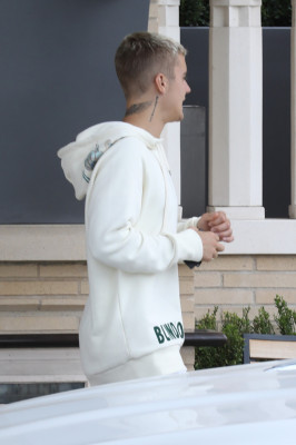 25.04 | Justin Bieber deixando a loja Barneys New York em Beverly Hills, CA