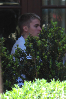 25.04 | Justin Bieber no restaurante Georgie em Beverly Hills, CA