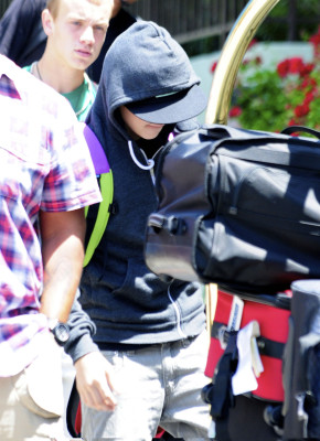 19.07 | Justin Bieber indo para seu ônibus de turnê de Reno à Los Angeles