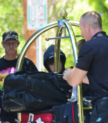 19.07 | Justin Bieber indo para seu ônibus de turnê de Reno à Los Angeles