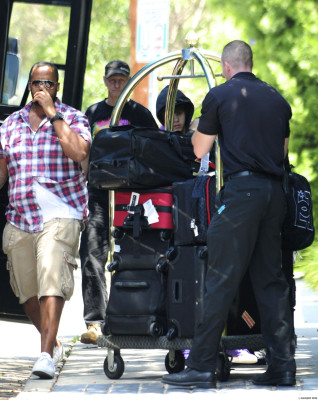 19.07 | Justin Bieber indo para seu ônibus de turnê de Reno à Los Angeles