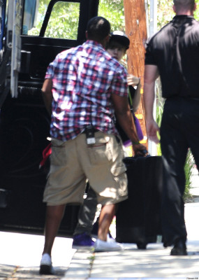 19.07 | Justin Bieber indo para seu ônibus de turnê de Reno à Los Angeles