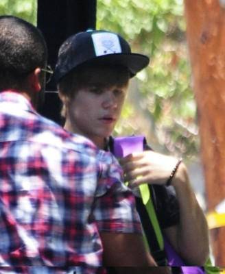 19.07 | Justin Bieber indo para seu ônibus de turnê de Reno à Los Angeles