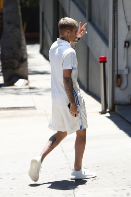 28.04 | Justin Bieber chegando em um restaurante em West Hollywood, CA