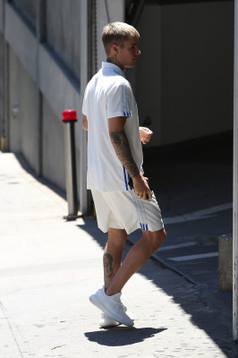 28.04 | Justin Bieber chegando em um restaurante em West Hollywood, CA