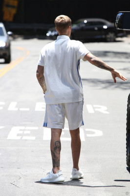 28.04 | Justin Bieber chegando em um restaurante em West Hollywood, CA
