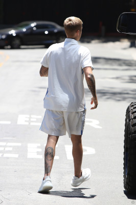 28.04 | Justin Bieber chegando em um restaurante em West Hollywood, CA