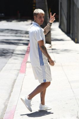 28.04 | Justin Bieber chegando em um restaurante em West Hollywood, CA