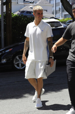 28.04 | Justin Bieber é visto pelas ruas de Beverly Hills, CA