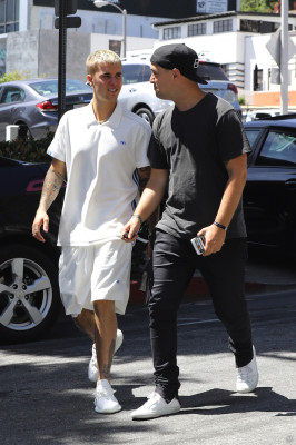 28.04 | Justin Bieber é visto pelas ruas de Beverly Hills, CA