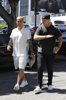 28.04 | Justin Bieber é visto pelas ruas de Beverly Hills, CA