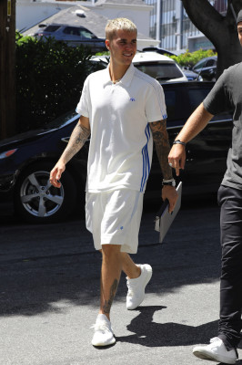 28.04 | Justin Bieber é visto pelas ruas de Beverly Hills, CA