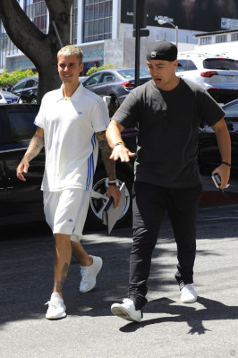 28.04 | Justin Bieber é visto pelas ruas de Beverly Hills, CA