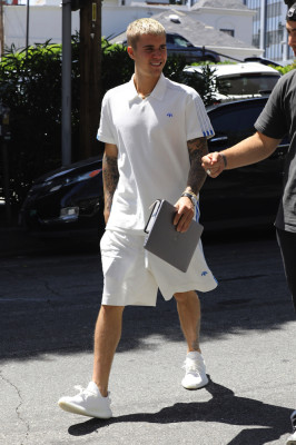 28.04 | Justin Bieber é visto pelas ruas de Beverly Hills, CA