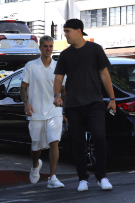 28.04 | Justin Bieber é visto pelas ruas de Beverly Hills, CA
