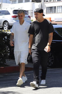 28.04 | Justin Bieber é visto pelas ruas de Beverly Hills, CA