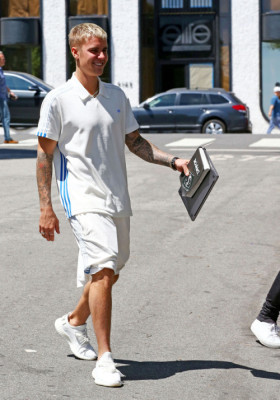28.04 | Justin Bieber é visto pelas ruas de Beverly Hills, CA