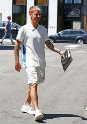 28.04 | Justin Bieber é visto pelas ruas de Beverly Hills, CA