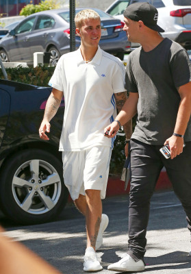 28.04 | Justin Bieber é visto pelas ruas de Beverly Hills, CA