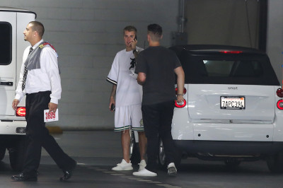 28.04 | Justin Bieber é visto pelas ruas de Beverly Hills, CA