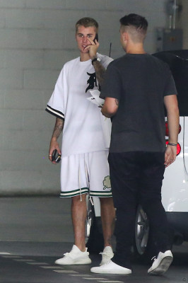 28.04 | Justin Bieber é visto pelas ruas de Beverly Hills, CA