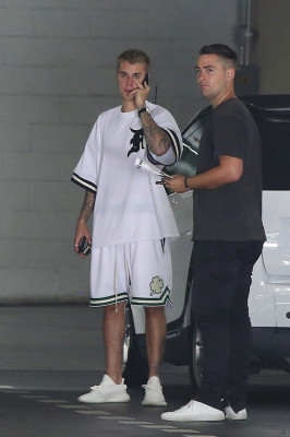 28.04 | Justin Bieber é visto pelas ruas de Beverly Hills, CA