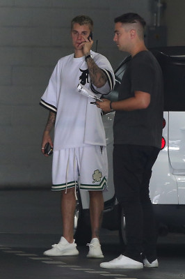 28.04 | Justin Bieber é visto pelas ruas de Beverly Hills, CA