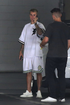 28.04 | Justin Bieber é visto pelas ruas de Beverly Hills, CA