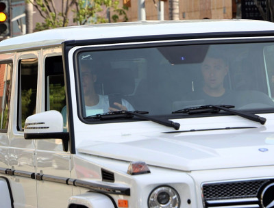 28.04 | Justin Bieber é visto pelas ruas de Beverly Hills, CA