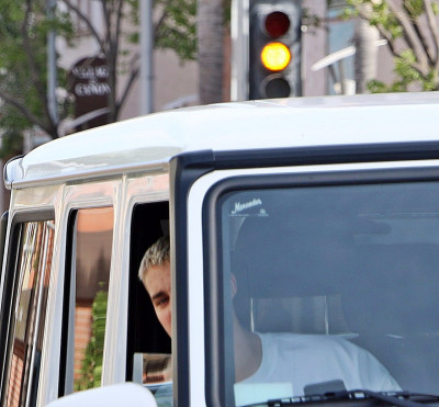 28.04 | Justin Bieber é visto pelas ruas de Beverly Hills, CA