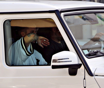28.04 | Justin Bieber é visto pelas ruas de Beverly Hills, CA