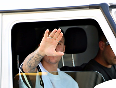 28.04 | Justin Bieber é visto pelas ruas de Beverly Hills, CA