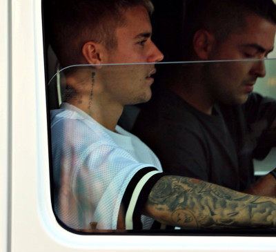 28.04 | Justin Bieber é visto pelas ruas de Beverly Hills, CA