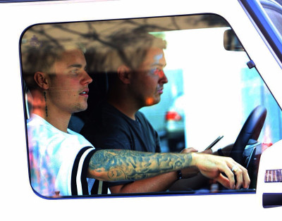 28.04 | Justin Bieber é visto pelas ruas de Beverly Hills, CA