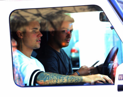 28.04 | Justin Bieber é visto pelas ruas de Beverly Hills, CA