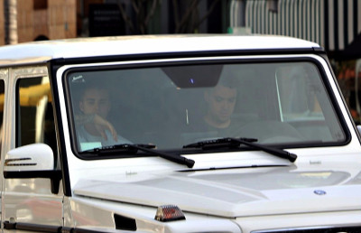 28.04 | Justin Bieber é visto pelas ruas de Beverly Hills, CA