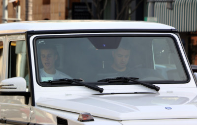 28.04 | Justin Bieber é visto pelas ruas de Beverly Hills, CA