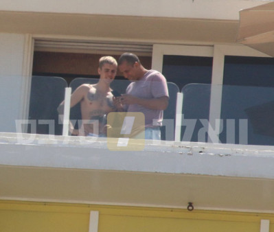 05.03 | Justin Bieber é fotografado em seu hotel em Tel Aviv, Israel