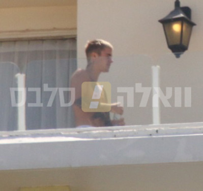 05.03 | Justin Bieber é fotografado em seu hotel em Tel Aviv, Israel