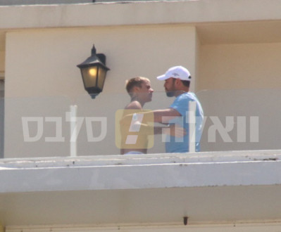 05.03 | Justin Bieber é fotografado em seu hotel em Tel Aviv, Israel