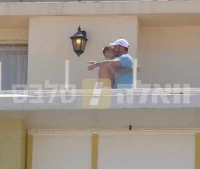 05.03 | Justin Bieber é fotografado em seu hotel em Tel Aviv, Israel