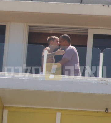 05.03 | Justin Bieber é fotografado em seu hotel em Tel Aviv, Israel