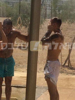 05.03 | Justin Bieber é fotografado no Mar Morto em Israel