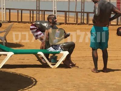 05.03 | Justin Bieber é fotografado no Mar Morto em Israel