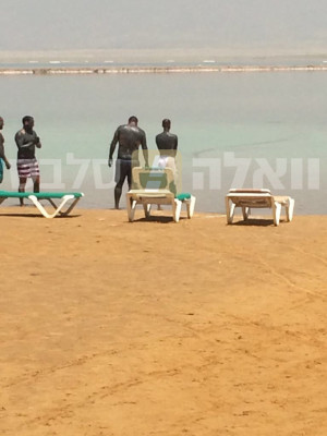 05.03 | Justin Bieber é fotografado no Mar Morto em Israel