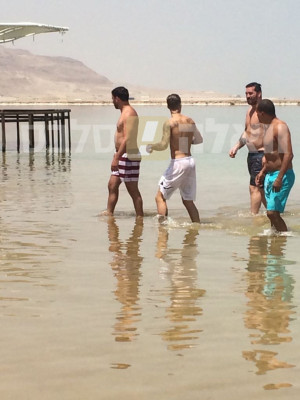 05.03 | Justin Bieber é fotografado no Mar Morto em Israel